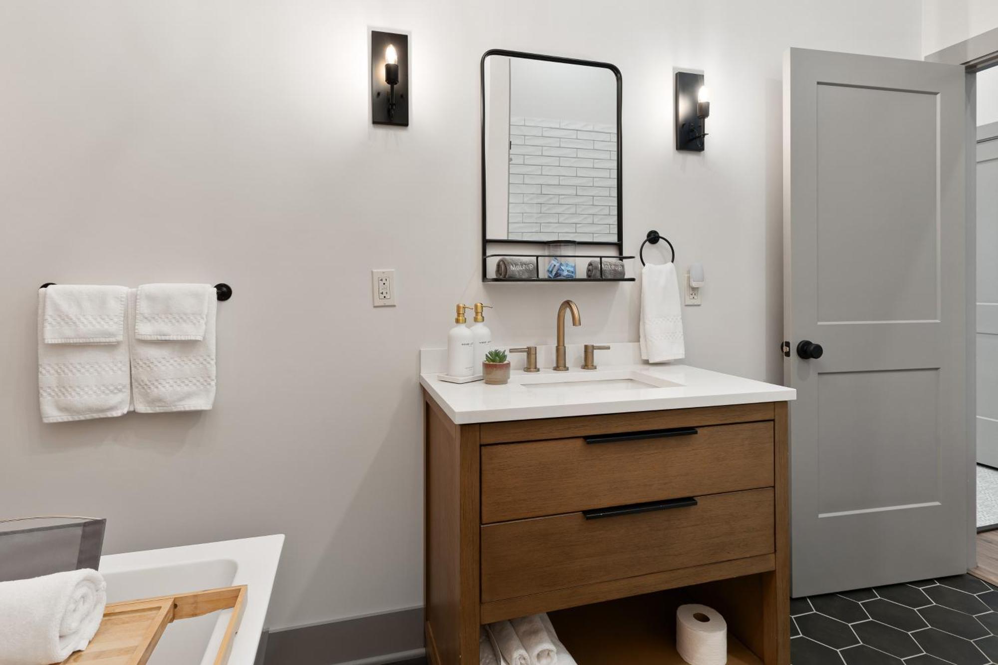Spacious Luxury Apt In Historic Downtown - Oh Amish Country Millersburg Buitenkant foto